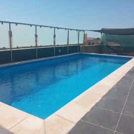 Shared cauchi corner house with roof top pool and pay per use aircondition，位于阿尔卜的酒店