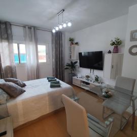 Mini Estudio LOVELY SEVILLA con baño compartido，位于卡马斯的酒店