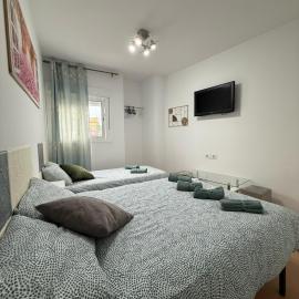 HABITACIÓN triple con baño compartido LOVELY SEVILLA，位于卡马斯的酒店