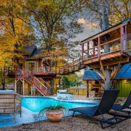 Tree Cabin in Bentonville，位于本顿维尔的酒店