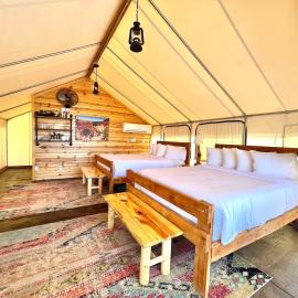 Glamping Tent #5 with Heat AC and Private Bath，位于奥德维尔的酒店