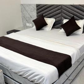 HOTEl SHREE ASHTVINAYAK GRAND，位于Mandlā的酒店
