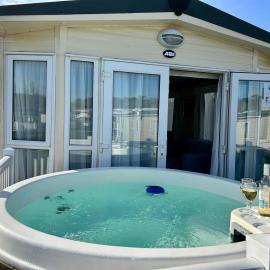 Holiday Home with Private Hot Tub，位于本布里奇的酒店