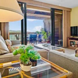 Sapphire Beachfront Condo，位于拿撒勒的酒店