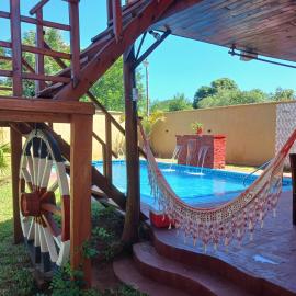 2 Cabañas Para Parejas Con Baño Privado y 3 Cabañas en Bungalow Para 4 Personas Cada Una Con Baño Compartido，位于Itauguá的酒店