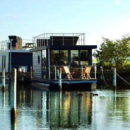 Floating freedom by the Dodekalitten，位于Torrig的酒店