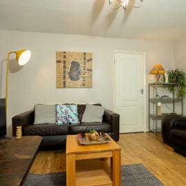 Cosy 2 Bedroom Home Sleeps 4, Free WiFi, Parking, Central Warwick, West Midlands，位于沃里克的酒店
