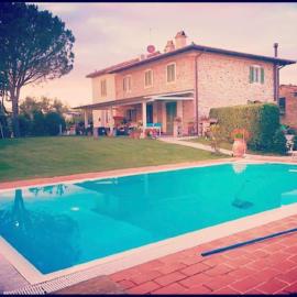 Alloggio incantevole con piscina，位于芬奇的酒店