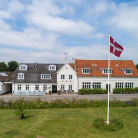 Rødvig Kro og Badehotel，位于勒兹维的酒店
