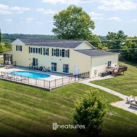 Country Lodge for 18, With Pool and Pond, Near Ark，位于威廉斯敦的酒店