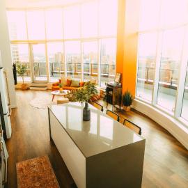 Penthouse - Luxe Stay with Views - Free Parking