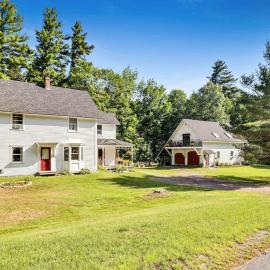 Entire Rustic Farmhouse minutes from Jay Peak，位于Jay的酒店