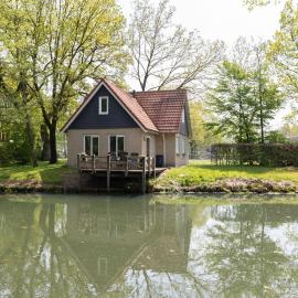 Landhuis met sauna op mooi park aan het water，位于韦斯特博克的酒店