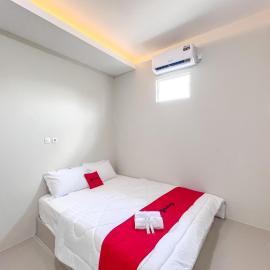 RedDoorz Syariah near Alun-Alun Tanjunganom Nganjuk,位于Warujayeng的酒店