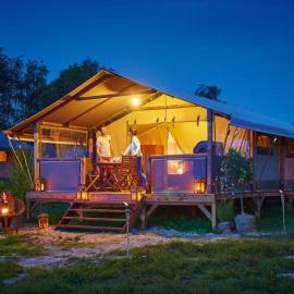 Camping Les Vertes Feuilles，位于康村的酒店