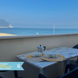 RS322 - Marcelli, bilocale fronte mare con spiaggia inclusa，位于马瑟利的酒店