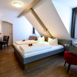 AKZENT Hotel Grüner Baum Check in Kiosk vorm Hotel,位于代特尔巴赫的酒店