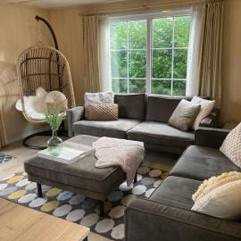 6 persoons chalet op de Veluwe bij binnen en buiten zwembad，位于阿纳姆的酒店