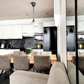 Kulta Villa, keskellä Vuokattia sisältyy Sauna, ilmainen Pysäköinti, Wi-Fi, 65smartTV, oma pieni piha alue, sopii perheille，位于沃卡蒂的酒店
