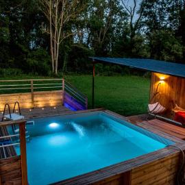 Maison de charme, piscine, jacuzzi, rivière,，位于Chigy的酒店