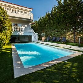 Spacious Villa with pool 500m from the beach，位于瓦里的酒店