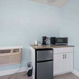 Partial Ocean View Hotel Room- King Bed #1,位于皮尔斯堡的酒店