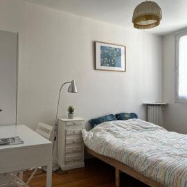 Bright Bedroom 15 min to Paris Center with 5 mins walk to metro railway RER B