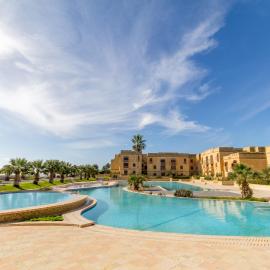 Luxury Stay with Jacuzzi BBQ and Huge Pool，位于艾因西莱姆的酒店