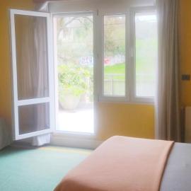 Habitación triple con bañera y terraza HOTEL SUITE MIOÑO，位于乌迪亚莱斯堡的酒店