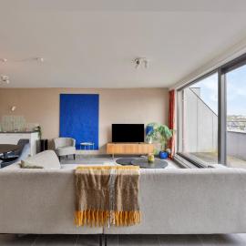 Ruim 2 slaapkamer appartement met parking nabij NAVO