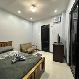 K and R Apartment Fully Furnished Home with Balcony，位于Carcar的酒店