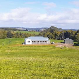 Stunning Top of the Otways Views 3-4 Bedroom House，位于Beech Forest的酒店