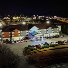 Holiday Inn Express Hotel & Suites Knoxville-North-I-75 Exit 112 by IHG，位于诺克斯维尔的酒店
