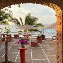 Traditional Sierra Leon Oceanfront Rooms - Adults Only，位于巴亚尔塔港的酒店