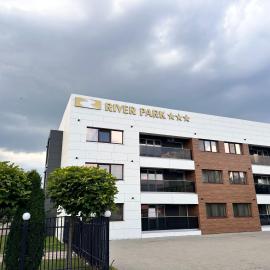 River Park Hotel,位于Drăgăşani的酒店