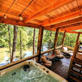 Riversong Cabin - Living Waters Farm，位于克利夫兰的酒店