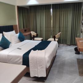 Hotel Vaishnavi Heights, Solapur，位于Bāle的酒店