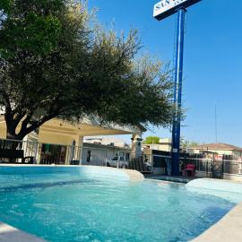 Hotel Quinta San Carlos Inn,位于彼德拉斯内格拉斯的酒店