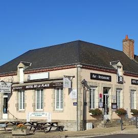 Hôtel de la Place,位于Germigny-des-Prés的酒店