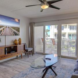 Beautiful Ocean Side 2 Bedroom Condo with Pool，位于圣奥古斯丁的酒店