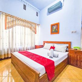 RedDoorz Syariah near Stadion Merdeka Jombang，位于Peterongan的酒店