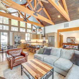 'Chelan Mountain Retreat' Chalet w/ Fire Pit!，位于奇兰的酒店