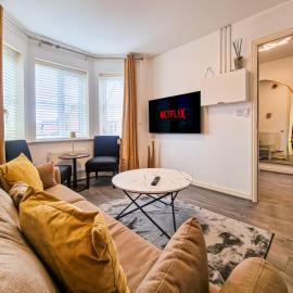 The Shropshire - Sleeps 8 - Coventry, Groups, 100GB WiFi, Luxury, Parking，位于Parkside的酒店