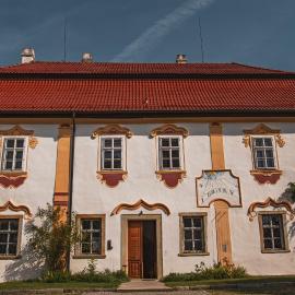 Zámeček Ostrov，位于Ostrov的酒店