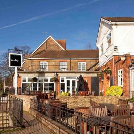 Sunday London Staines-upon-Thames Heathrow T5，位于斯坦斯的酒店