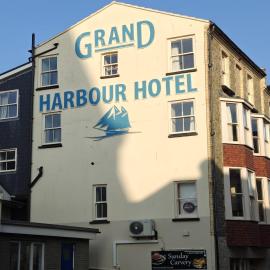 The Grand Harbour hotel，位于伊尔弗勒科姆的酒店