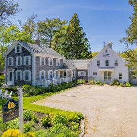 Isaiah Hall Inn，位于丹尼斯的酒店