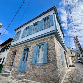 The Blue House - Traditional House in Old Town，位于Vathý的酒店
