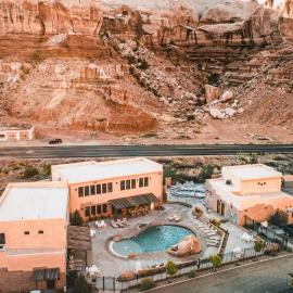 Bluff Dwellings Resort，位于布拉夫的酒店