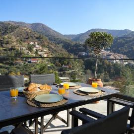 Luxury 5-Bedroom Chalet Kalopanayiotis，位于卡洛帕尼亚伊奥蒂斯的酒店